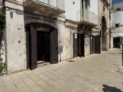 P  R  E  Z  Z  O       R  I  B  A  S  S  A  T  O  -  Centrale e Visibile Locale con 5 Ingressi